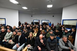 Διακόπηκε η δίκη των Τεμπών: Κρίνεται ακατάλληλος ο χώρος – Μόνο ένας από τους 36 κατηγορούμενους έδωσε το παρών