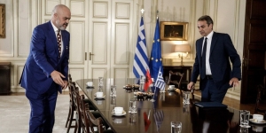 «Ο Μητσοτάκης έρχεται για να ξαναχτίσει την ελληνική Βόρειο Ηπειρο», λέει αναλυτής στην Αλβανία