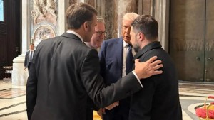 Ν.Τραμπ – Ε.Μακρόν: Ειδικός διάβασε τα χείλη του Αμερικανού προέδρου στο Βατικανό – «Δεν πρέπει να είσαι εδώ»