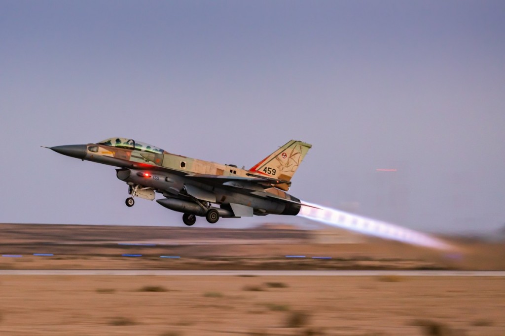 Η ισραηλινή Αεροπορία χτυπά θέσεις αεράμυνας και βαλλιστικούς πυραύλους στο Ιράν (βίντεο)