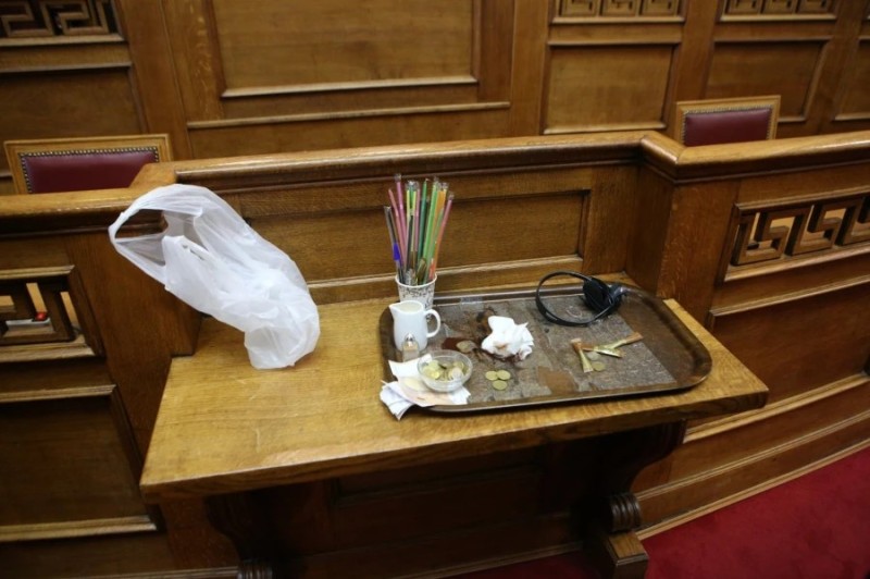 Ακρίβεια και στο καφενείο της Βουλής: Θα πληρώνουν τον ελληνικό… 1,5 ευρώ!