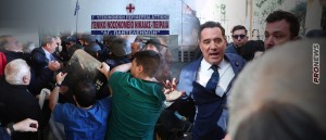 Άγριος ξυλοδαρμός εργαζομένων στο νοσοκομείο Νίκαιας από τα ΜΑΤ του Άδωνι Γεωργιάδη – Ανεπιθύμητος από τους υγειονομικούς