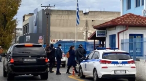 Πιερία: «Έλληνες Αυτόχθονες Ιθαγενείς» πέρασαν χειροπέδες σε διευθυντή Γυμνασίου (video)