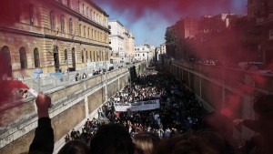 Ιταλία: Σοκάρει βίντεο από τις διαδηλώσεις – Η στιγμή που κανόνι νερού εκτοξεύει στον «αέρα» γυναίκα